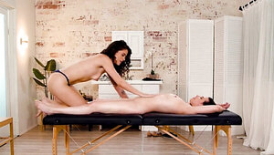 Passionate client is going to fuck her masseuse today