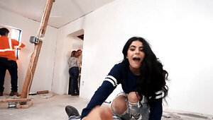 This horny babe doesn't want to pay the renovations with cash
