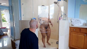 Bald boy relaxes in the bathroom together with curvy black diva