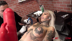 Alt girl's pussy is masturbated during tattoo session