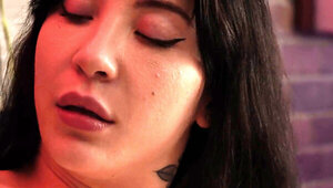 Derrick Pierce uses his fingers and a vibrator on squirming Luna