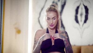Stacked girl Daisy Lee dicked down sideways today
