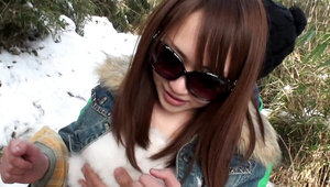 Flirtatious Akiko Kurokawa fingered in the winter park