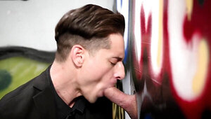 Muscular boss invites the twink lad into his office
