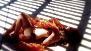 Hot babe showing off her body in an erotic solo scene