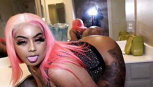 Chocolate with big tushy sucks off in gonzo porn
