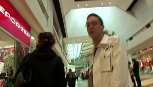 Teeny in der Mall angesprochen und von two Typen auf gefickt