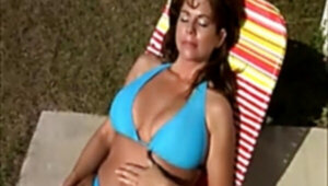 Super-Fucking-Hot mummy in bathing suit