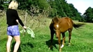 Elle Baise Le Vieux dans la Ferme