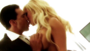 Fit blonde cougar making out and preparing for fucking