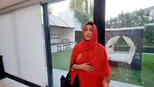 Sophia Leone arrives to the house and prepares for sex