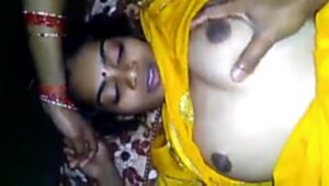 Indian guy penetrates GF's unshaved peach at home