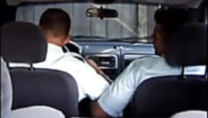 Dos policias heteros haciendose una paja en el coche
