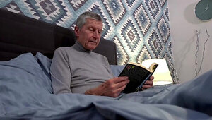 Sweet teen seduces her daddy’s friend to get her twat banged