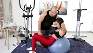 Fitness trainer gets seduced by insatiable babe