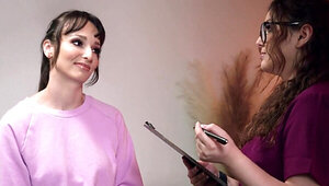 MILF cannot resist it when her pussy gets fingered