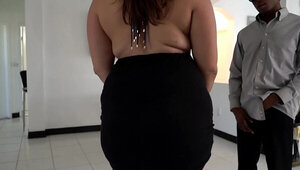 Big booty slut Empress Jade twerks for a black stud