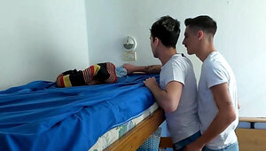 Amateur lads from Latin America are banging on the bunk bed