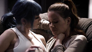PAWG Jewelz Blu kissing the rich landlady Serene Siren