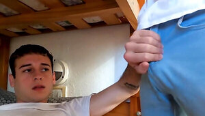 Amateur lads from Latin America are banging on the bunk bed