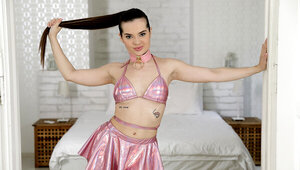 Brunette Lizi Vogue playing with her pussy for you today