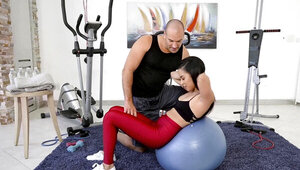 Fitness trainer gets seduced by insatiable babe