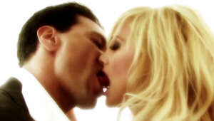 Fit blonde cougar making out and preparing for fucking