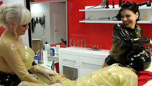 Lady Ashley and Madame Gilette playing with Unbekannt