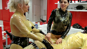 Lady Ashley and Madame Gilette playing with Unbekannt