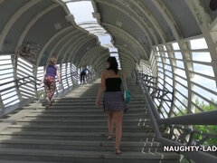 Эксгибиционист, Милф, Натуральные сиськи, На природе, На публике, Русские, Соло, Под юбкой