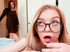 Blondine, Blasen, Hundestellung, Brille, Handjob, Masturbation, Pov, Rasiert