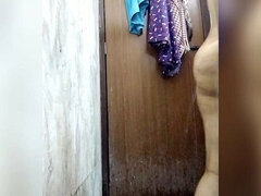 18, Velika rit, Domaci pornič, Indijka, Naravne joške, Tuširanje, Solo, Najstnice