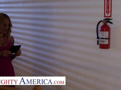 69, Blondýna, Kuřba, Prsatá, Podpatky, Spodní prádlo, Mamina, Kozičky