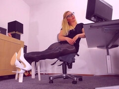 Bionda, Piede fetish, Tacchi, Mamma che vorrei scoparmi, Nylon, Ufficio, Pantaloncini sintetici, Segretaria