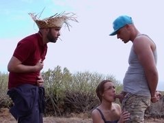 Anal, Blonde, Sucer une bite, En levrette, Seins naturels, De plein air, Plan cul à trois, Nénés