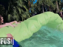 Velké kozy, Brunetka, Prsatá, Pár, Na pejska, Bazén, Na veřejnosti, Kozičky