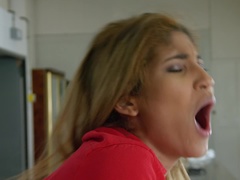 Mamada, Cocina, Orgasmo, Coño, Afeitado, Falda, Chupando, Tatuaje