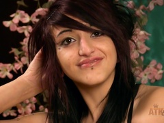 Emo, Capellona, Latina, Piercing, Figa, Magra, Strippaggio, Tette