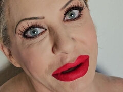 Gros seins, Cheveux courts, Solo