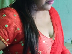 Hot sexy desi girl maje se online boobs dikhati hai.