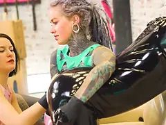 Anal, Røv, Hundestilling, Dominerende, Kvinde dominans, Give finger, Knytnæve, Goth