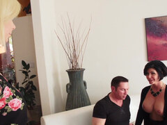 Tette grandi, Bionda, Pisello, Matura, Mamma che vorrei scoparmi, Tette naturali, Tatuaggi, Terzetto