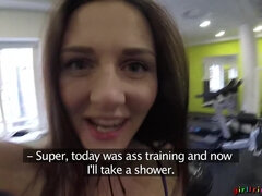 Cul, Brunette brune, Gym, Lesbienne, Piercing, Chatte, Tatouage, Mouillée