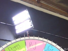 Blondýna, Piercing, Hračky