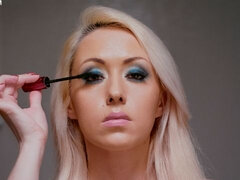 Rumpa, Stora tuttar, Blondin, Avsugning, Gapande, Handjobb, Pov, Strippning