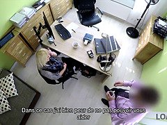 Loan4k. belle jeune femme donne une tête et écarte les jambes dans le bureau de prêt