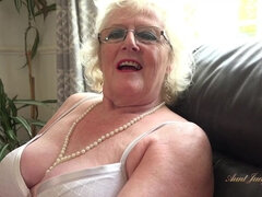 Blondinka, Britanke, Očala, Babica, Spodnje perilo, Zrela, Naravne joške, Prvoosebno snemanje seksa