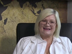 Pik sutte, Give finger, Slikning, Lingerie, Naturlige bryster, Brystvorter, Pornostjerner, Ridning