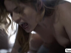 Grosse titten, Blasen, Kehlenfick, Transe, Lecken, Muschi, Transfrau