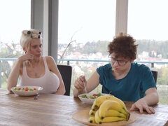 Stor pik, Store bryster, Blondine, Pik sutte, Piercing, Kort hår, Stedmor, Strømper